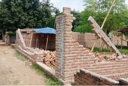 রাতে নিমার্ণাধীন বাড়ি গুঁড়িয়ে দেওয়ার অভিযোগ