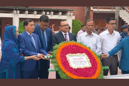জাতির পিতার সমাধিতে বিচারপতি রেজাউল হাসানের শ্রদ্ধা

