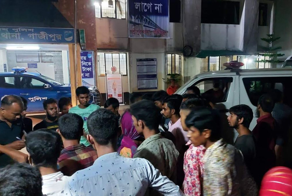 যুবককে পিটিয়ে হত্যা, বিচারের দাবিতে লাশ নিয়ে থানায় বাবা

