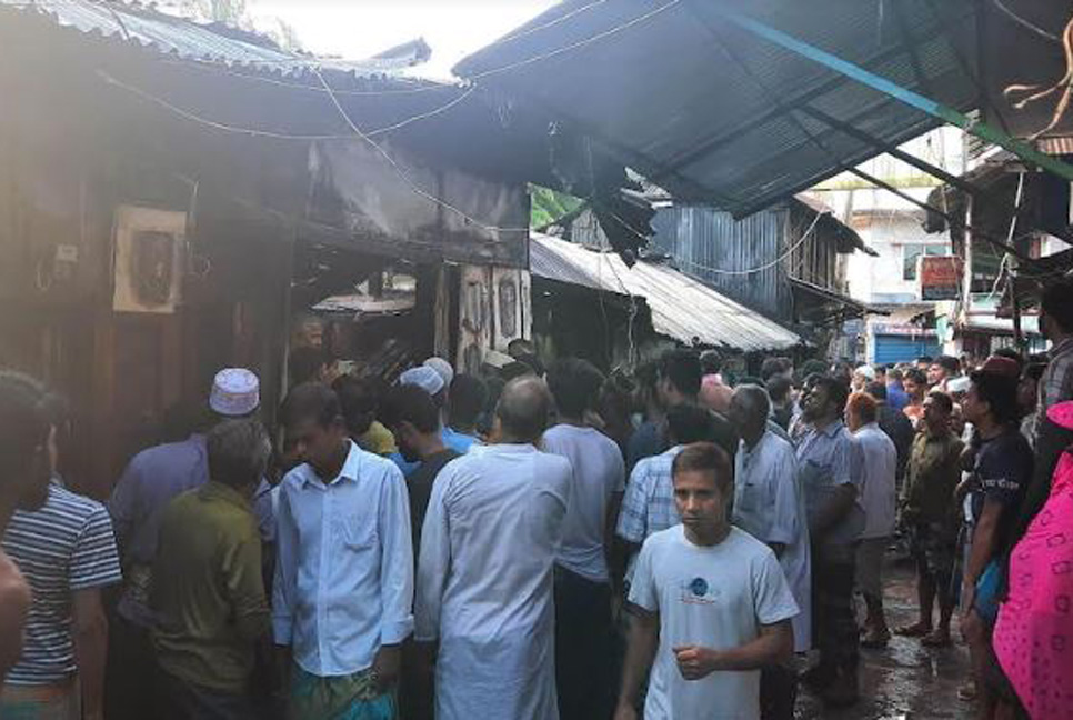 বাবুগঞ্জে অগ্নিকাণ্ডে দোকান-বসতঘর পুড়ে ছাই