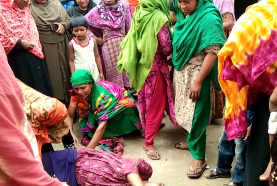 মেয়ের সামনে মাকে গলা কেটে হত্যা করল বাবা 