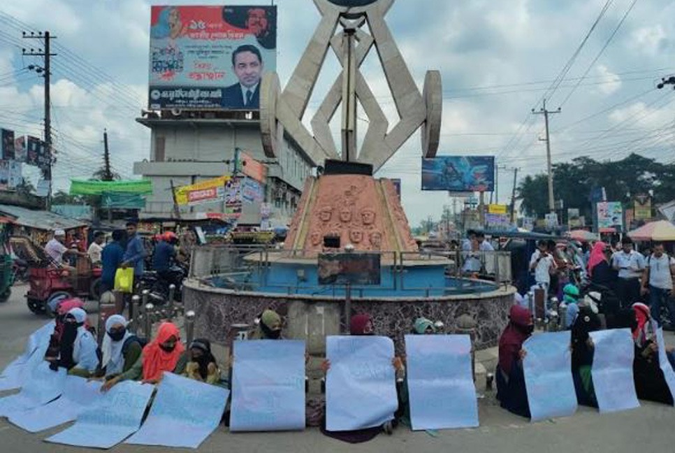 লক্ষ্মীপুরে মুখে কালো কাপড় বেঁধে ছাত্রীদের মৌন প্রতিবাদ