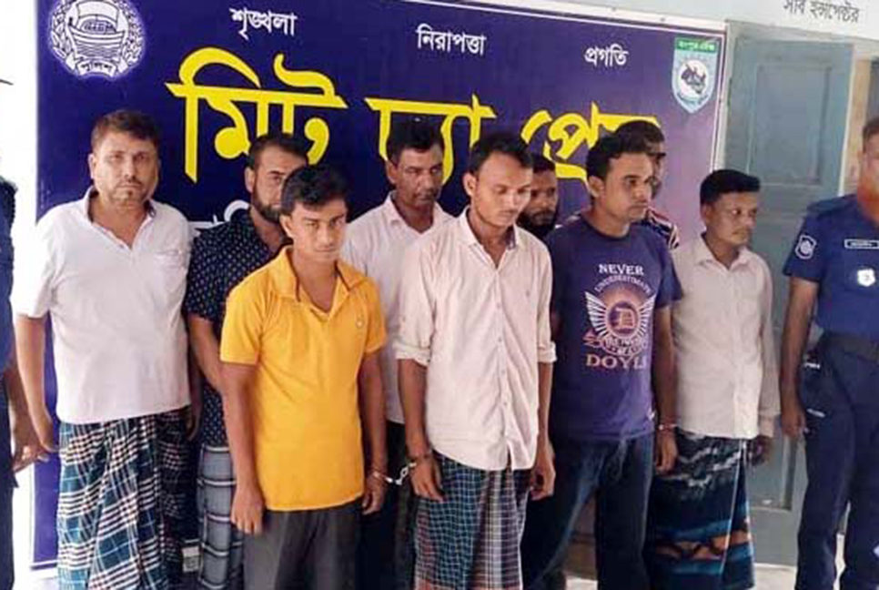 হাকিমপুরে ইউপি সদস্যসহ ৯ জুয়াড়ি আটক  