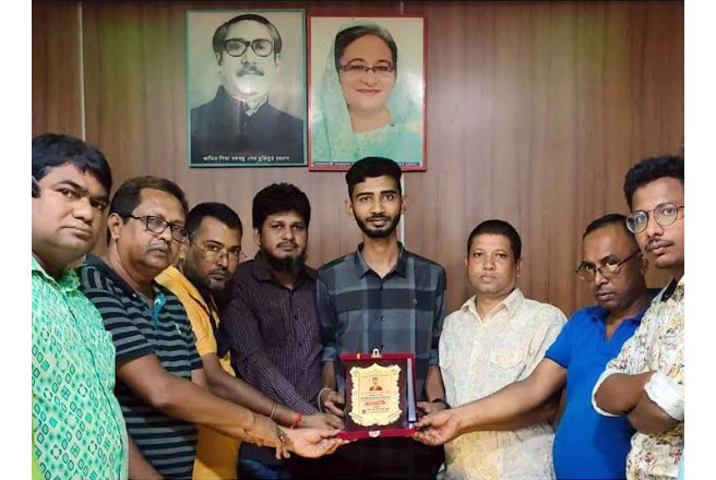 কলাপাড়ায় ছাত্রলীগ নেতাকে সম্মাননা