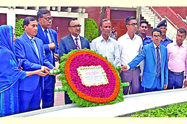জাতির পিতার সমাধিতে বিচারপতির শ্রদ্ধা