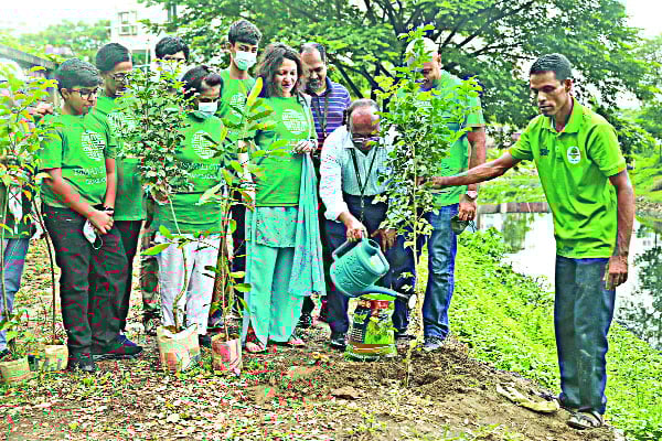 গ্লোবাল ইসমাইলি সিভিক ডে বসুন্ধরায় বৃক্ষরোপণ