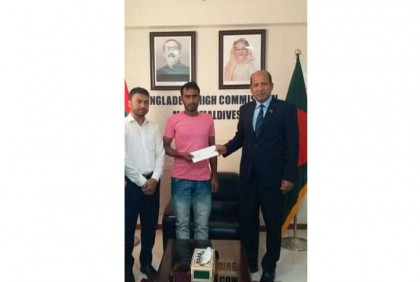 অসুস্থ প্রবাসীকে বিমানের টিকেট প্রদান করল বাংলাদেশ দূতাবাস 