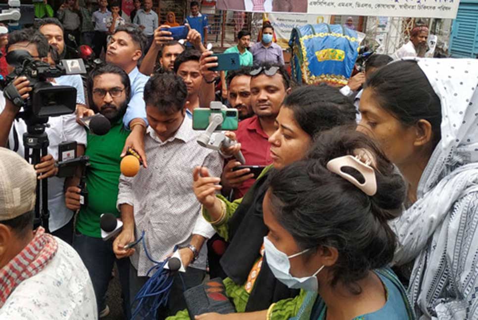 অনশন না করে ‘বড় ভাইদের’ জানিয়ে ক্যাম্পাসে ফিরলেন ইডেনের নেত্রীরা