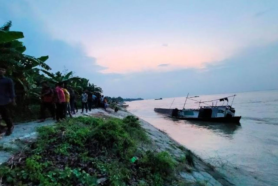 স্রোতে উল্টে দুই নৌকার সংঘর্ষ, প্রাণে বাঁচলেন ১৮ শ্রমিক