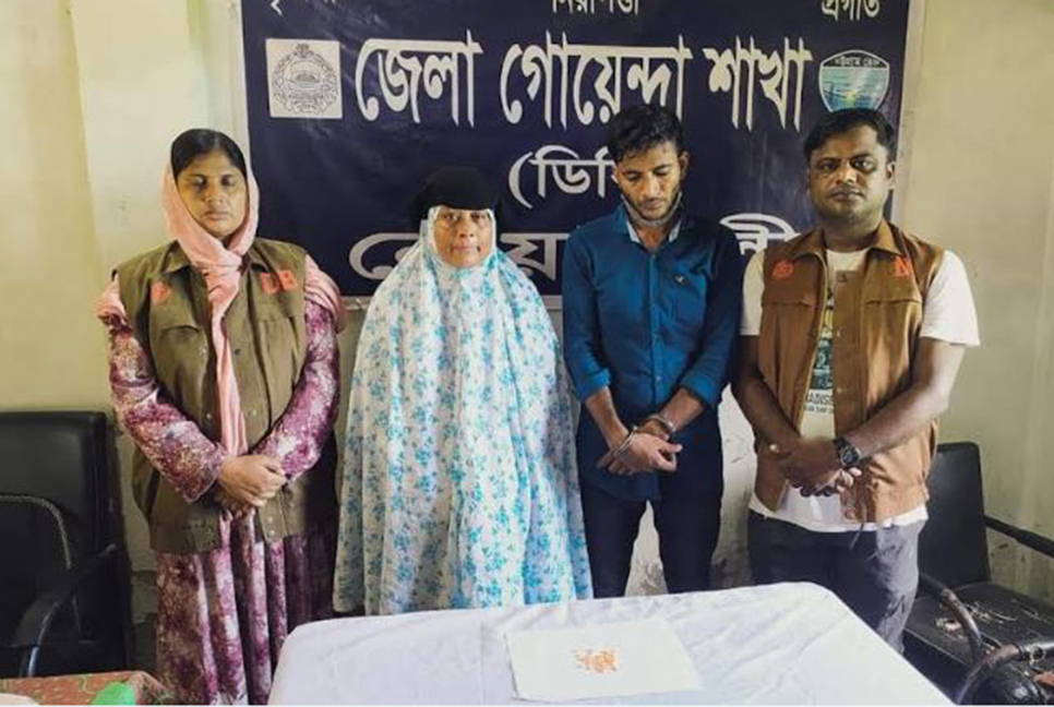 
ইয়াবা দিয়ে ফাঁসাতে গিয়ে ফেঁসে গেলেন নিজেরাই 