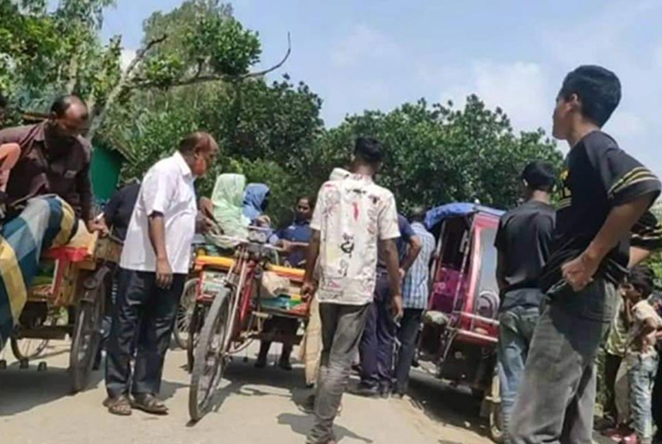 পরীক্ষাকেন্দ্রে নকল সরবরাহ, আ.লীগ নেতার স্ত্রী-ছেলেসহ আটক ৪