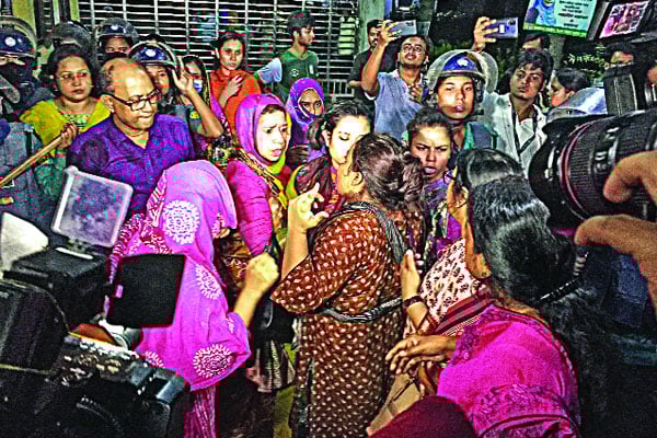 ইডেন কলেজে তুলকালাম
