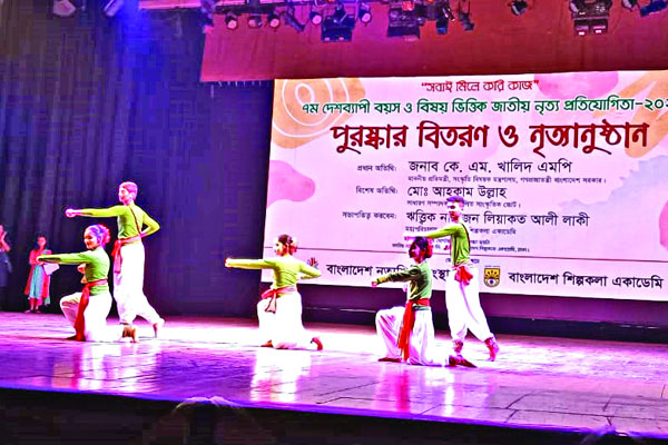 শিল্পকলায় শাস্ত্রীয় নাচে বিমোহিত দর্শক