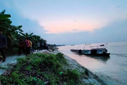 স্রোতে উল্টে দুই নৌকার সংঘর্ষ, প্রাণে বাঁচলেন ১৮ শ্রমিক