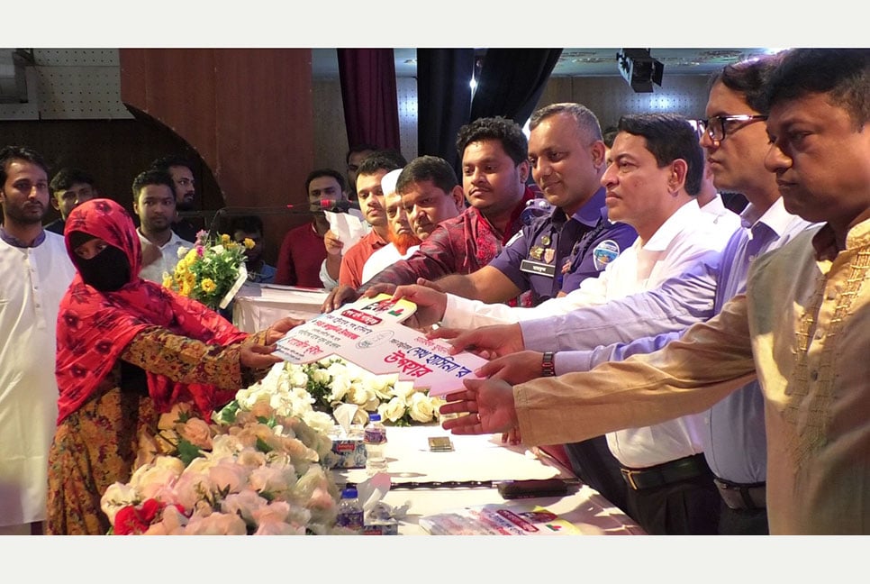 লক্ষ্মীপুরে গৃহহীন ৭টি পরিবারকে ঘর উপহার 