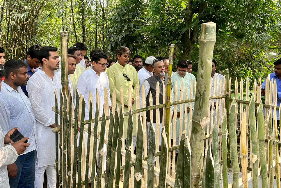 নিহত ছাত্রলীগ নেতা জীবনের বাড়িতে আওয়ামী লীগের প্রতিনিধি দল