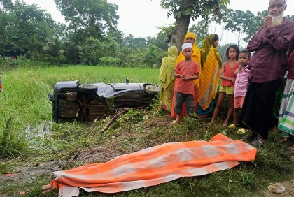নিয়ন্ত্রণ হারিয়ে পথচারীকে চাপা দিয়ে খাদে প্রাইভেটকার 