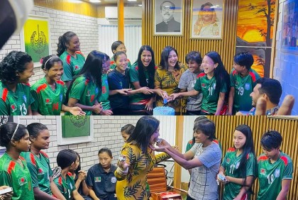 সাফজয়ী নারী ফুটবলারদের সঙ্গে ভাবনার উচ্ছ্বাস