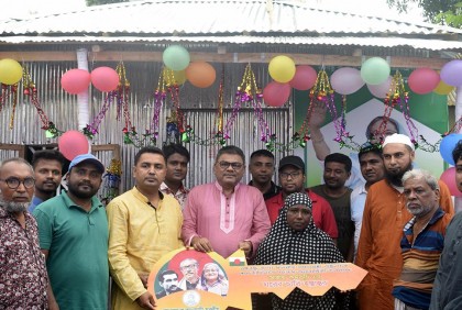 রংপুরে ঘর উপহার পেলেন গৃহহীন নারী