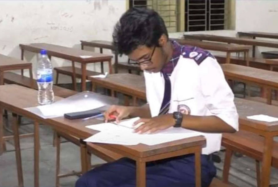 কুষ্টিয়ায় দিনের এসএসসি পরীক্ষা রাতে দিচ্ছে আলবার্ট