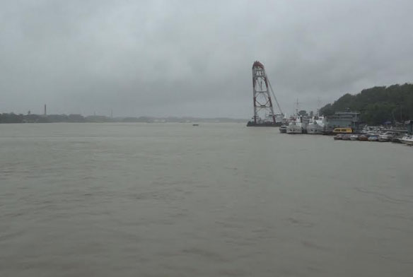 বরিশালের তিন নদীর পানি বিপৎসীমার উপরে
