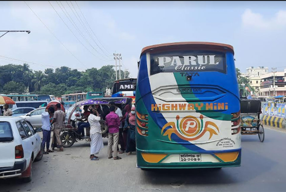 যাত্রী ছাউনি নেই মানিকগঞ্জ বাসস্ট্যান্ডে, ভোগান্তি চরমে