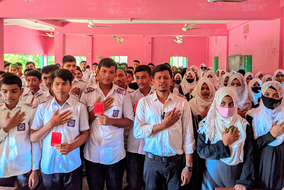 টেকনাফে মাদককে লাল কার্ড প্রদর্শন করে শিক্ষার্থীদের শপথ