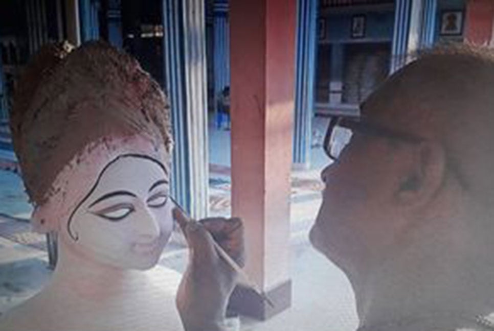 চাঁদপুরে দুর্গাপূজার প্রতিমা তৈরিতে ব্যস্ত শিল্পীরা