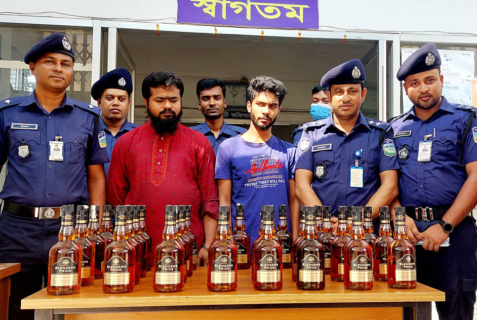 হালুয়াঘাটে ৩০ বোতল মদসহ গ্রেফতার ২