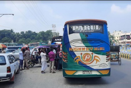 যাত্রী ছাউনি নেই মানিকগঞ্জ বাসস্ট্যান্ডে, ভোগান্তি চরমে