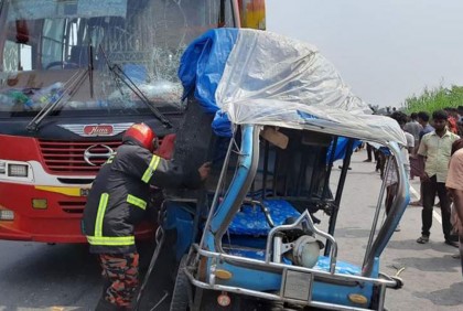 বাসের ধাক্কায় অটোরিকশায় থাকা শিশু নিহত 