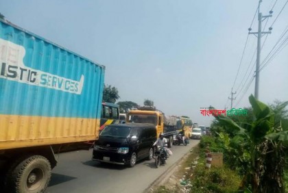 কুমিল্লায় মহাসড়কে তীব্র যানজট, বিকল্প সড়ক ব্যবহারের অনুরোধ
