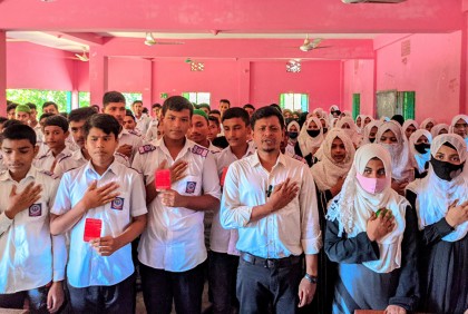 টেকনাফে মাদককে লাল কার্ড প্রদর্শন করে শিক্ষার্থীদের শপথ