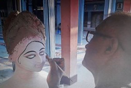 চাঁদপুরে দুর্গাপূজার প্রতিমা তৈরিতে ব্যস্ত শিল্পীরা