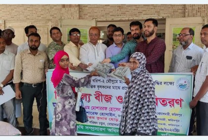 বোয়ালমারীতে বীজ ও সার বিতরণ