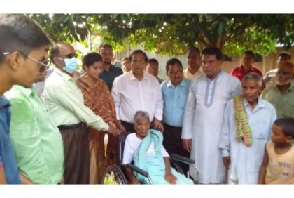 লালমনিরহাটে প্রতিবন্ধীদের মাঝে হুইল চেয়ার ও সাদা ছড়ি বিতরণ 