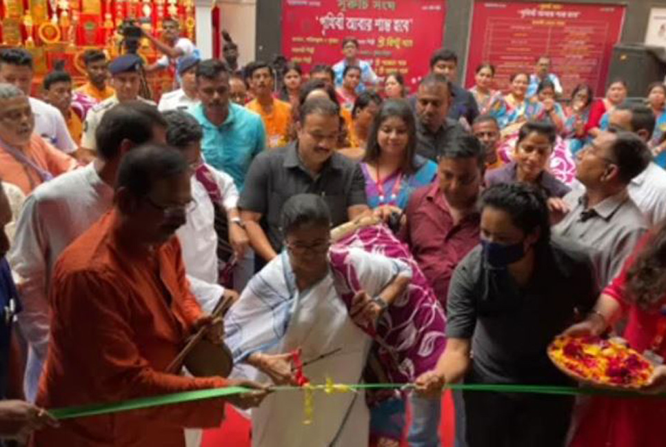 পূজা মণ্ডপের উদ্বোধনে এসে কাঁধে ঢাক তুলে বাজালেন মমতা