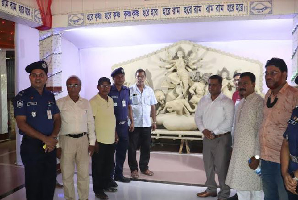 হালুয়াঘাটে পূজা মণ্ডপ পরিদর্শনে ময়মনসিংহ পুলিশ সুপার