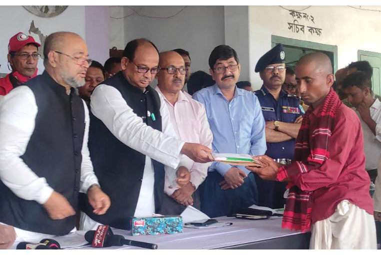 করতোয়ায় নৌকাডুবিতে মৃত ও ক্ষতিগ্রস্ত পরিবারের মাঝে সহায়তা