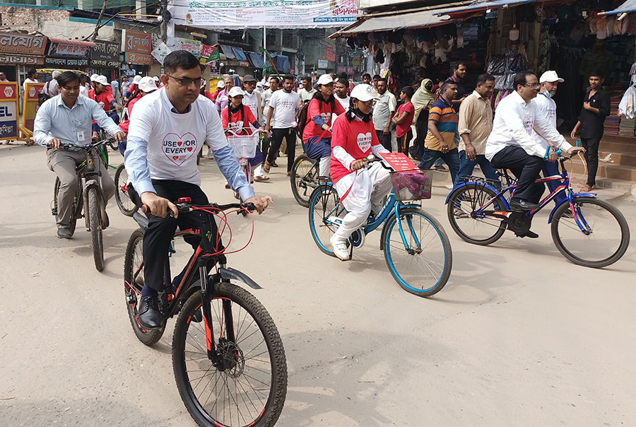 ছাত্রীদের সাথে সাইকেল নিয়ে পাল্লা দিলেন ডিসি