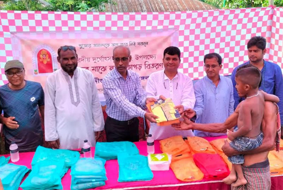 
শ্রীমঙ্গলে শিশুদের মাঝে পূজার কাপড় বিতরণ 