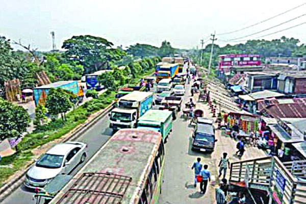 কুমিল্লা মহাসড়কে তীব্র যানজট