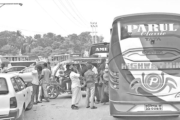 যাত্রীছাউনি না থাকায় ভোগান্তি