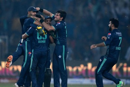 শেষ ওভারের নাটকীয়তায় পাকিস্তানের রোমাঞ্চকর জয়