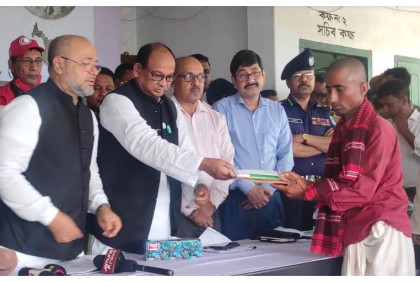 করতোয়ায় নৌকাডুবিতে মৃত ও ক্ষতিগ্রস্ত পরিবারের মাঝে সহায়তা