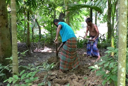 কবর থেকে কিশোরীর লাশ উত্তোলন 