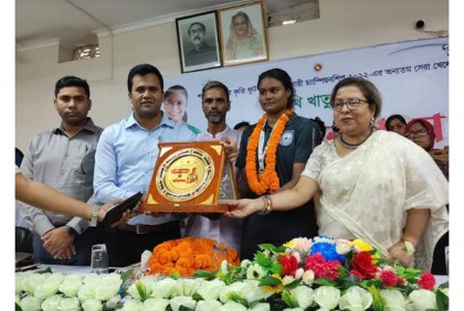 সিরাজগঞ্জে সাফ জয়ী নারী ফুটবলার আঁখিকে সংবর্ধনা