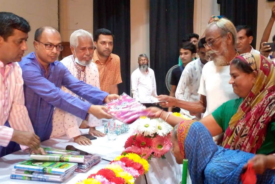 দুর্গাপূজায় সনাতন ধর্মাবলম্বীদের মধ্য বস্ত্র বিতরণ