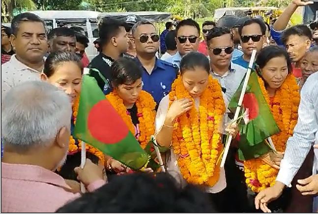 জন্মভূমিতে ভালোবাসায় সিক্ত পাহাড়ের তিন ফুটবল কন্যা