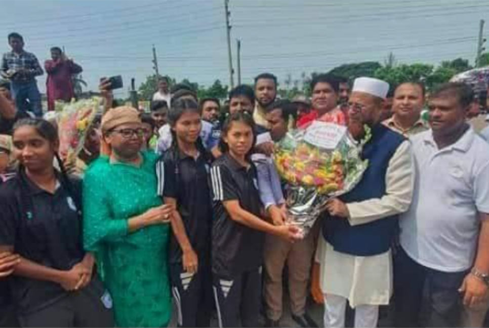 ভালুকায় ফুলেল শুভেচ্ছায় সিক্ত সাফ বিজয়ী ৮ নারী ফুটবলার